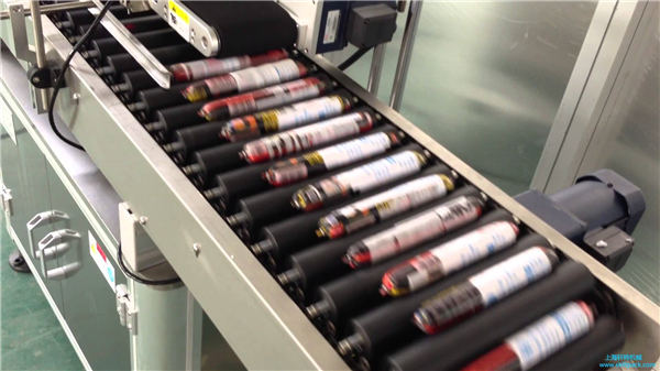 Automatska mašina za etiketiranje kobasica sa ulagačem